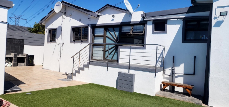 5 Bedroom Property for Sale in Newfields Western Cape